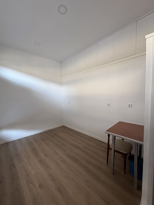 Loja / Escritório Renovado – 12 m² – Montras para a Rua