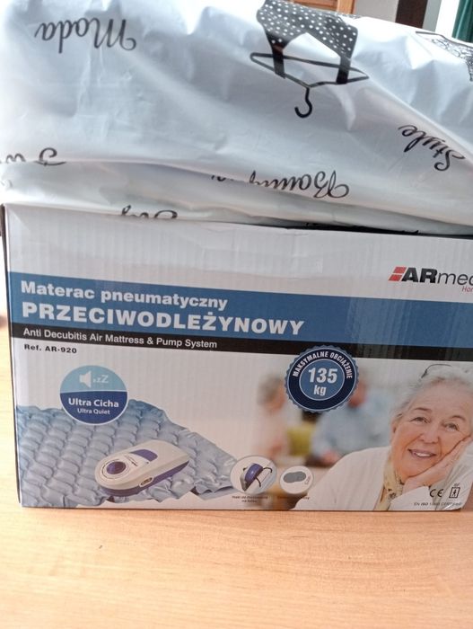 Materac przeciwodleżynowy z cichą pompką