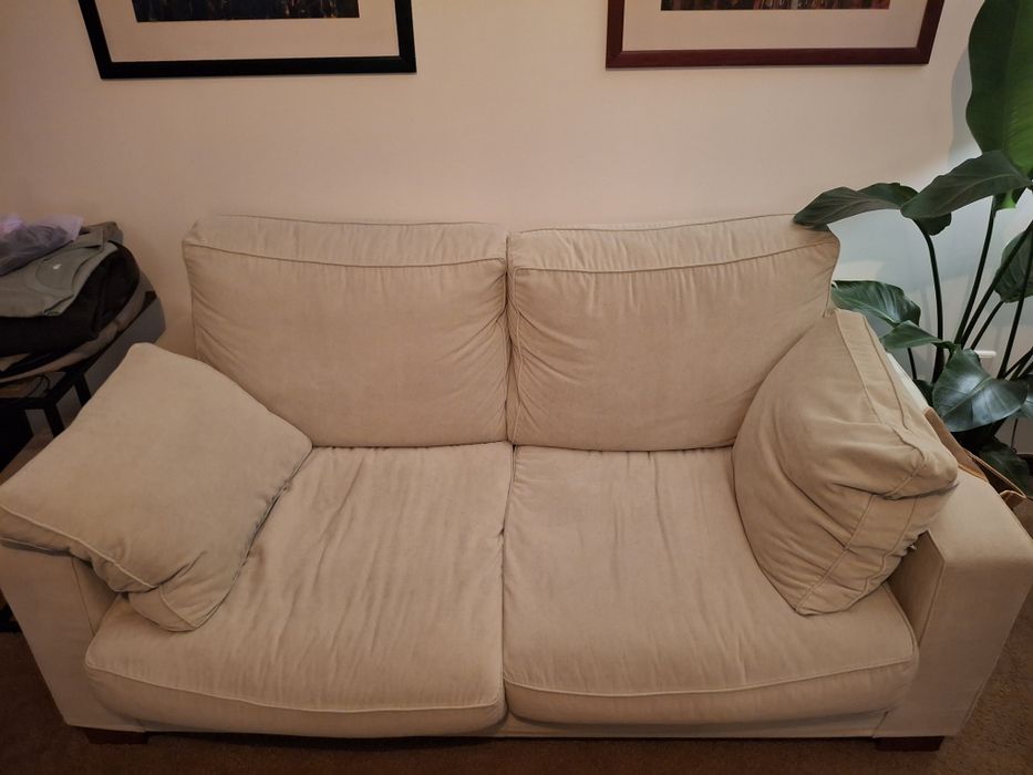 Sofá branco de 2 lugares