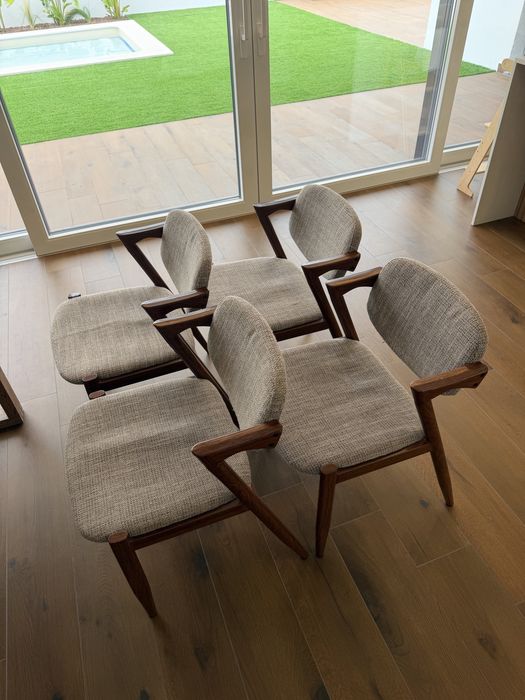 Conjunto de mesa e 4 cadeiras