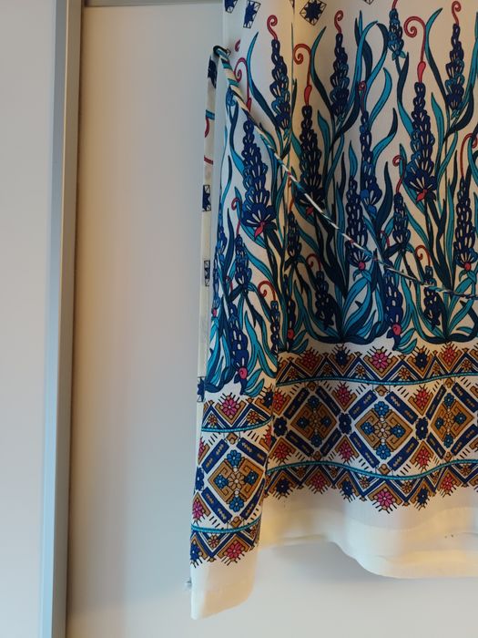 Vestido curto creme com padrão azul