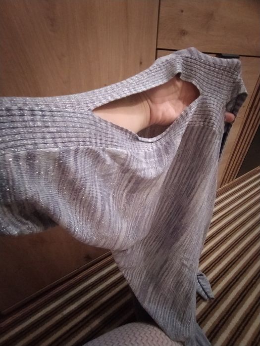 Sweter z ozdobnym rozcięciem na rękawie M&Co srebrny