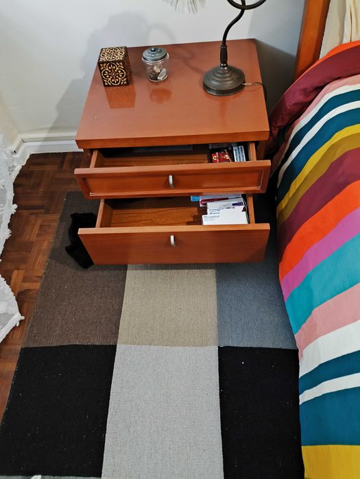 vendo cama (1,40x2,00) com duas mesas de cabeceira. bom estado.