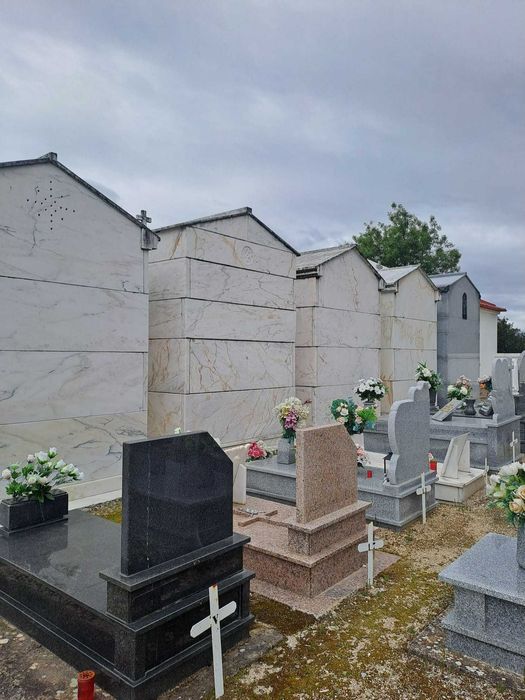 Vendo Jazigo 8 Caixões