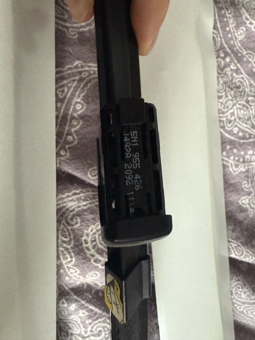 Zestaw oryginalnych wycieraczek przednich.