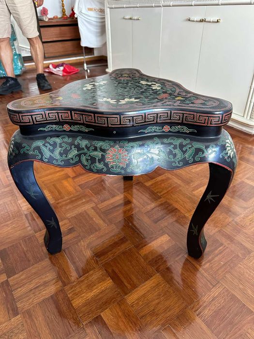 Mesa baixa chinesa em madeira lacada pintada à mão