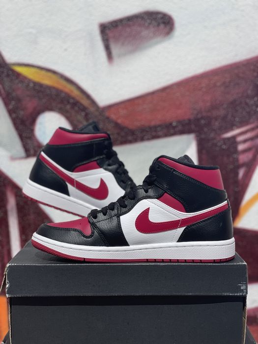 Air Jordan 1 Mid Bred Toe
