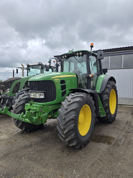 John Deere  7530