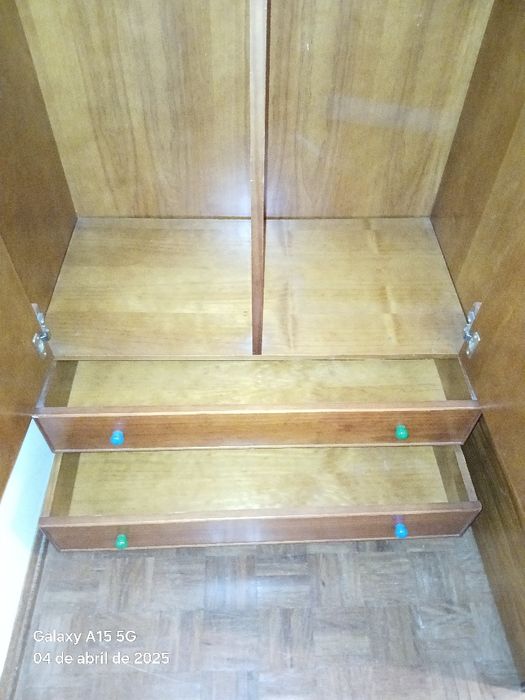 Quarto completo Cama com gavetão/ Roupeiro/ mesa de cabeceira