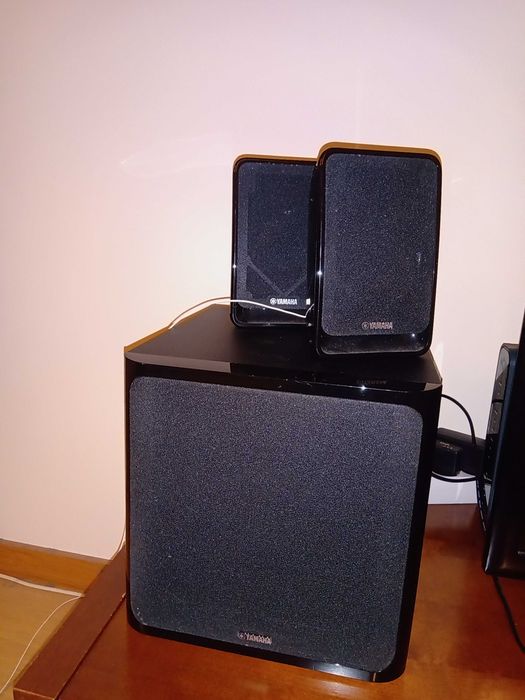Amplificador de som Yamaha com colunas incluído