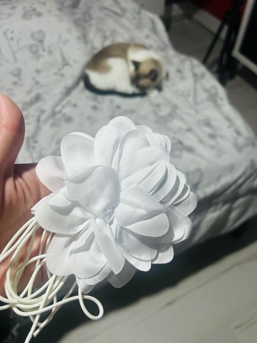 Colar branco com flor *novo*