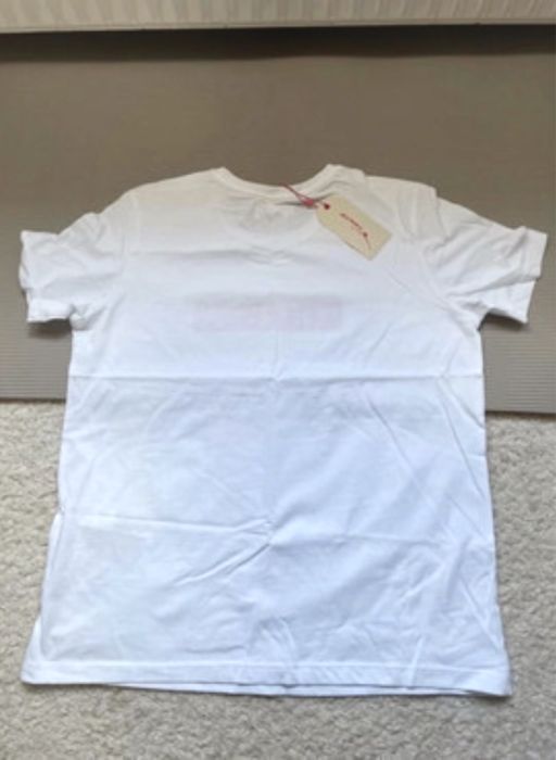 Biały t-shirt z napisem twintip equality