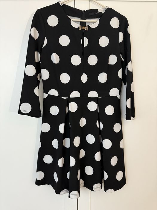 Czarba sukienka w białe grochy