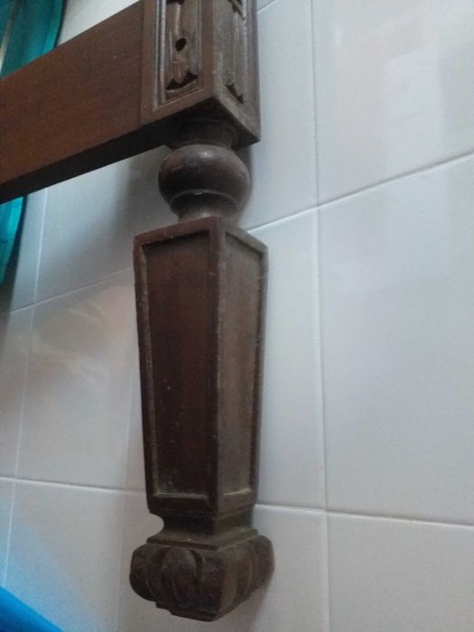 Cama antiga maciça em bom estado desmontada