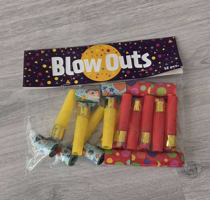 Confetti i okulary, trąbki papierowe