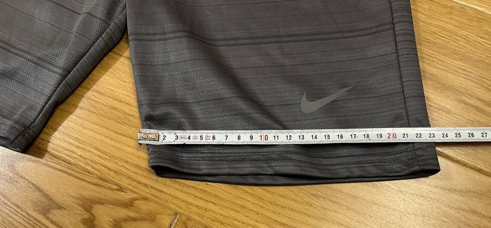 Сірі тренувальні шорти Nike 14-17 років