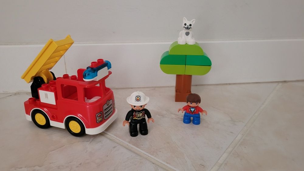 4 LEGO DUPLO: 10858, 10904, 10879 + peças várias