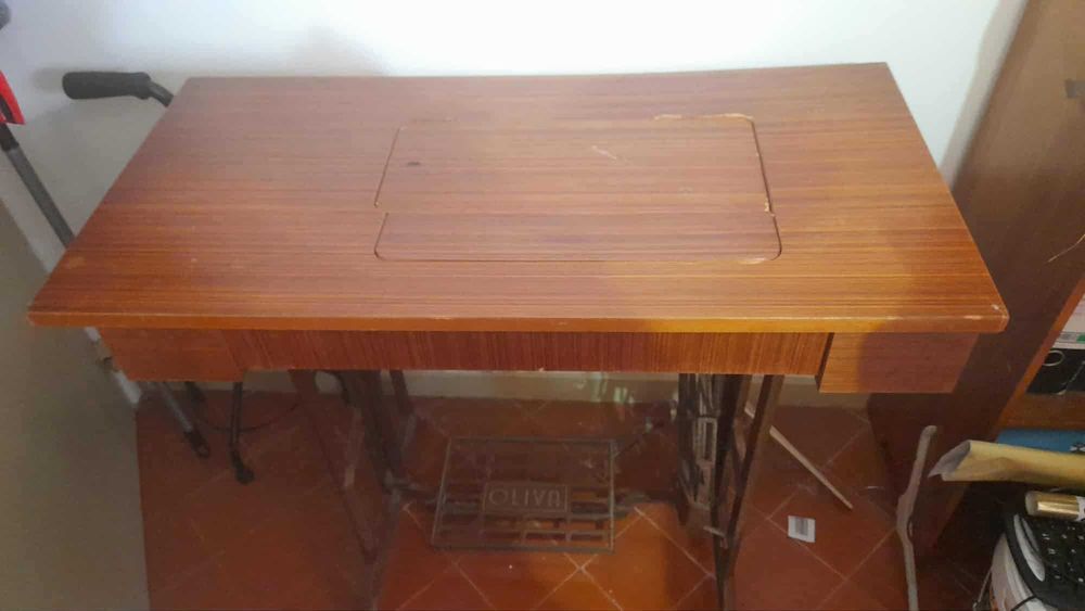 Máquina de Costura OLIVA Antiga com Móvel