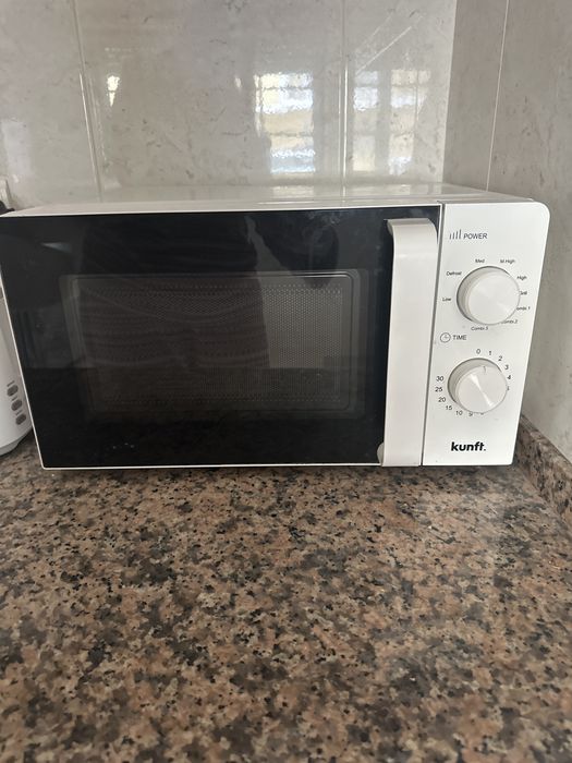 Microondas com algumas marcas de ferrugem mas a funcionar