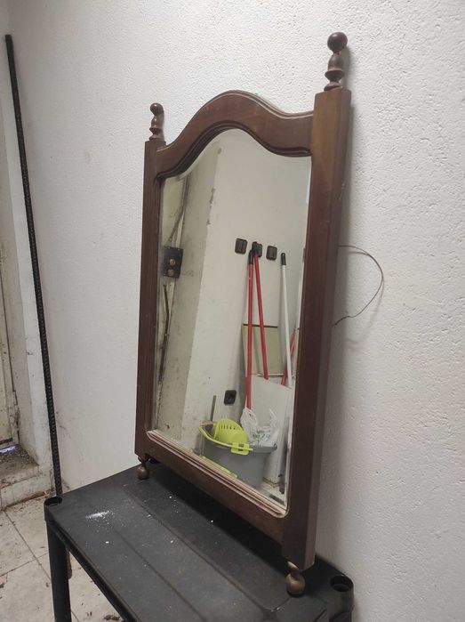 Espelho clássico em madeira maciça