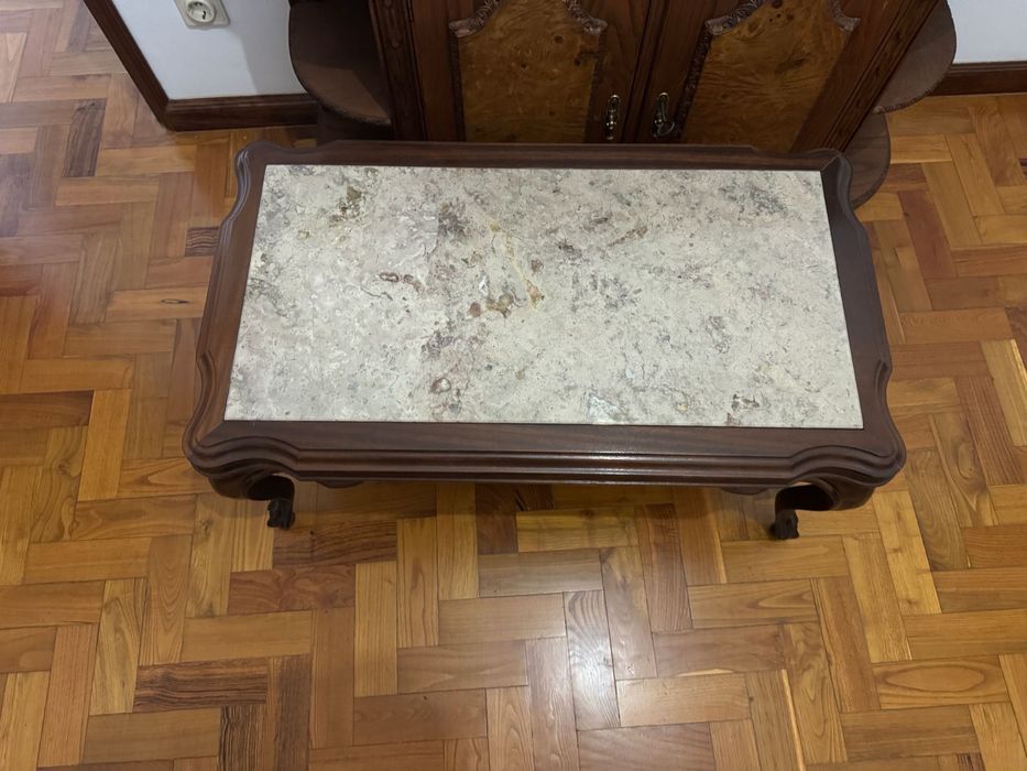 Mesa de Centro Clássica em Madeira com Tampo em Pedra/Mármore