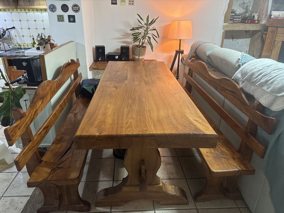 Mesa de cozinha em madeira