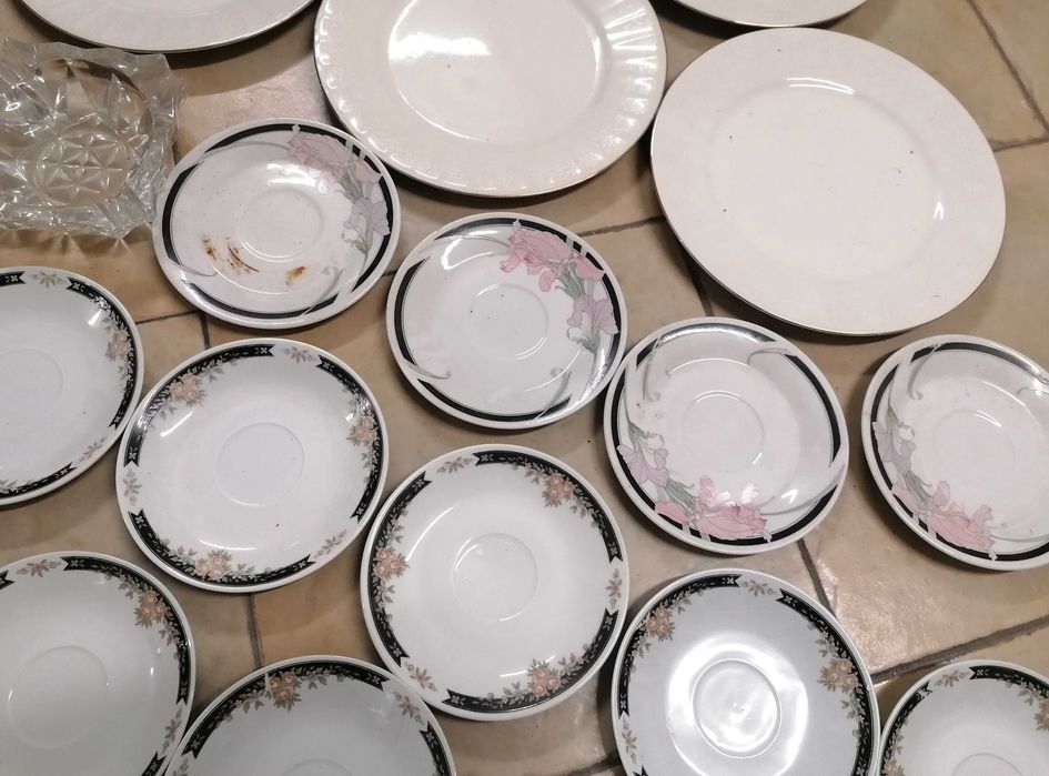 Pratos rasos e de sobremesa, cinzeiro de vidro, tudo por 5€