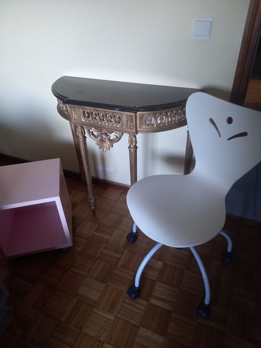 Mesa, camiseiro, cadeira e cubo/ mesinha