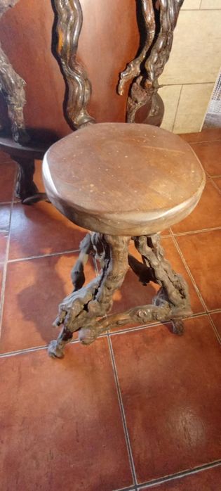 Bar de madeira e banco