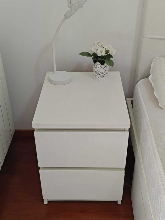 Mesa de Cabeceira Branca Lacada — Quarto