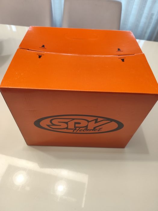 Capacete novo dentro da caixa