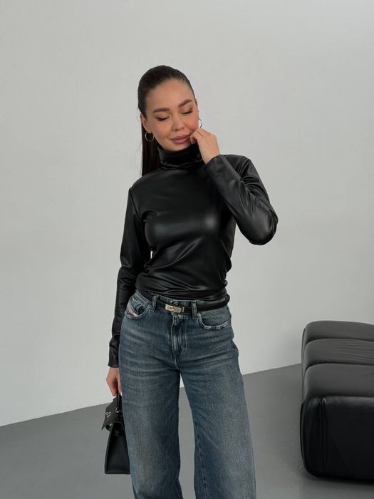 Жіночий гольф з еко-шкіри