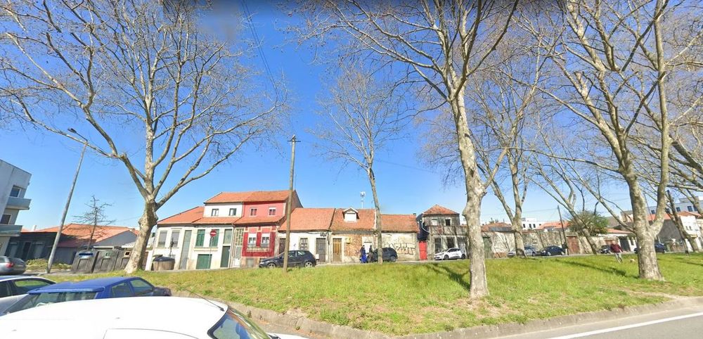 Terreno à Circunvalação a cerca de 700m do H. S. João