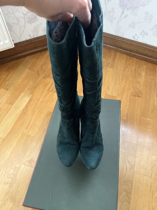 Зимові чоботи у смарагдовому кольорі з натуральної замші на овчині