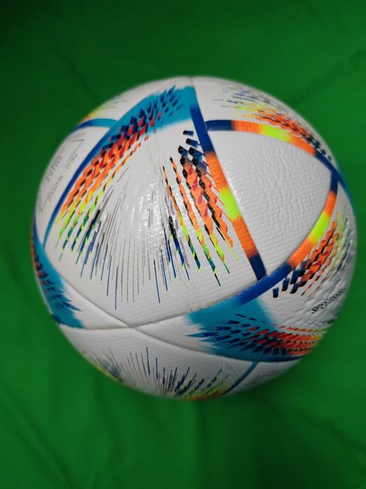 Футбольний м'яч безшовний