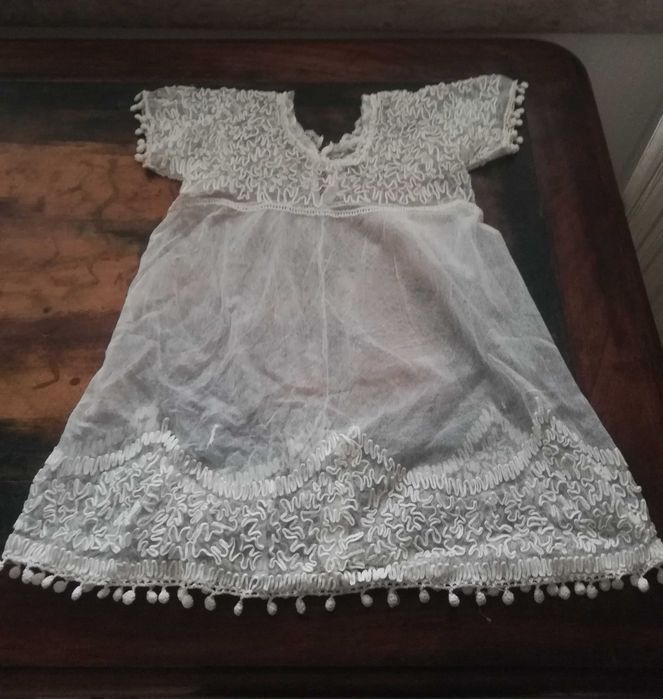 Vestidos de criança e babete muito antigos