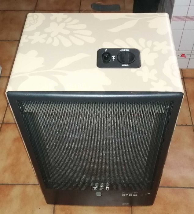 Aquecedor à gás novo com botija de gás.