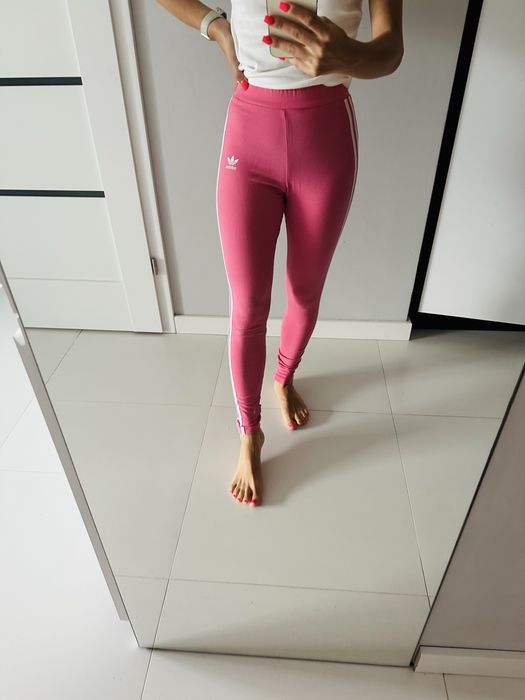 Rozowe leginnsy marki adidas