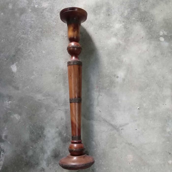Castiçal em madeira, com 75 cms de altura