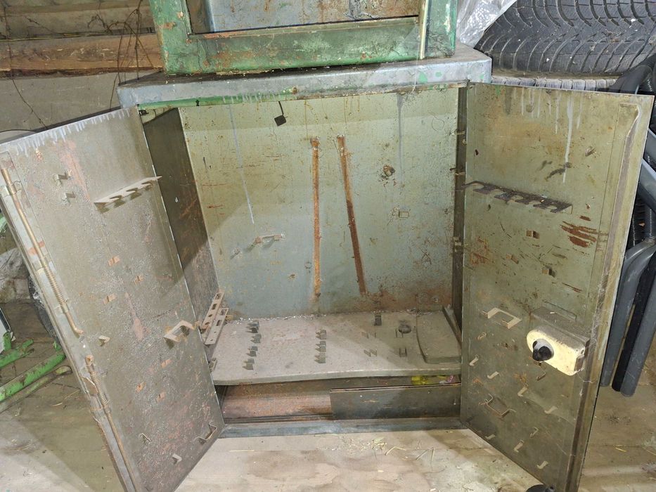 Sprzedam stól warsztatowy oraz szafki