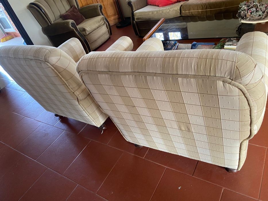 Poltronas beje e branco