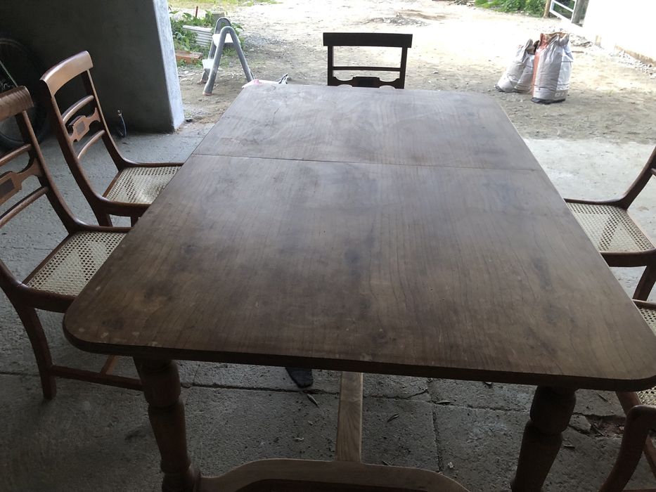 Vendo mesa de madeira maciça mais 6 cadeiras