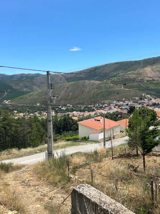 Quinta com garagem e armazém