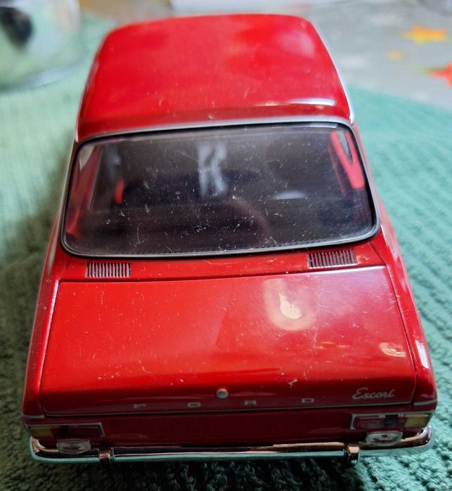 Miniatura escala 1:18 - Ford Escort 1971