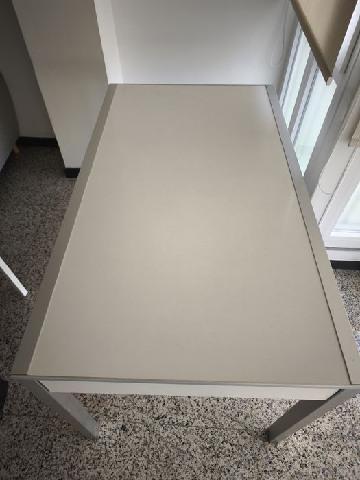 Mesa de jantar de madeira c/ abas e gaveta de arrumação