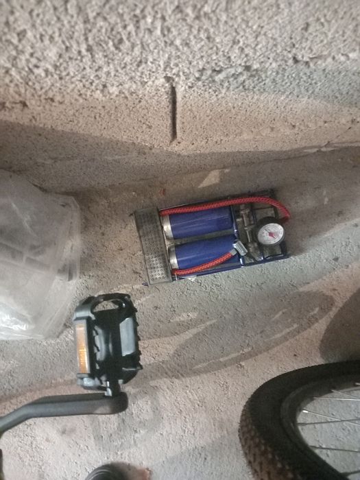 Vendo bicicleta  btt nova com ofertade compressor  de ar novo