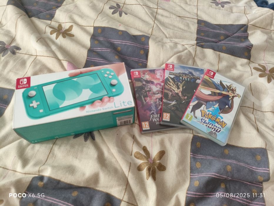 Selling Nintendo Switch Lite + 1 game of your choice!64286376724353120
