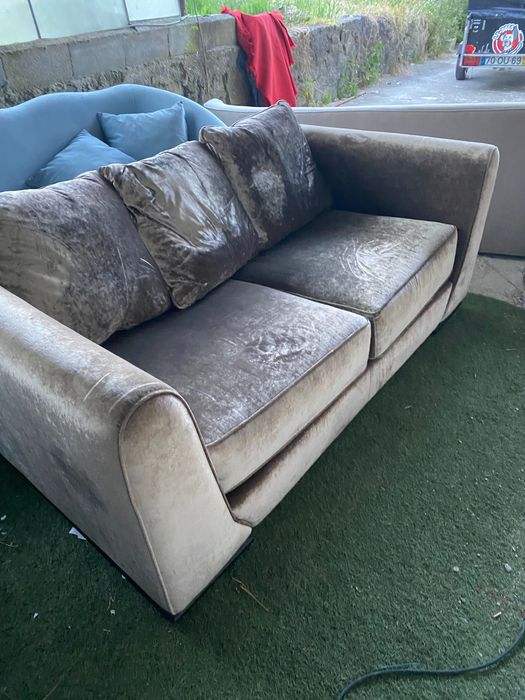 Sofá veludo dourado