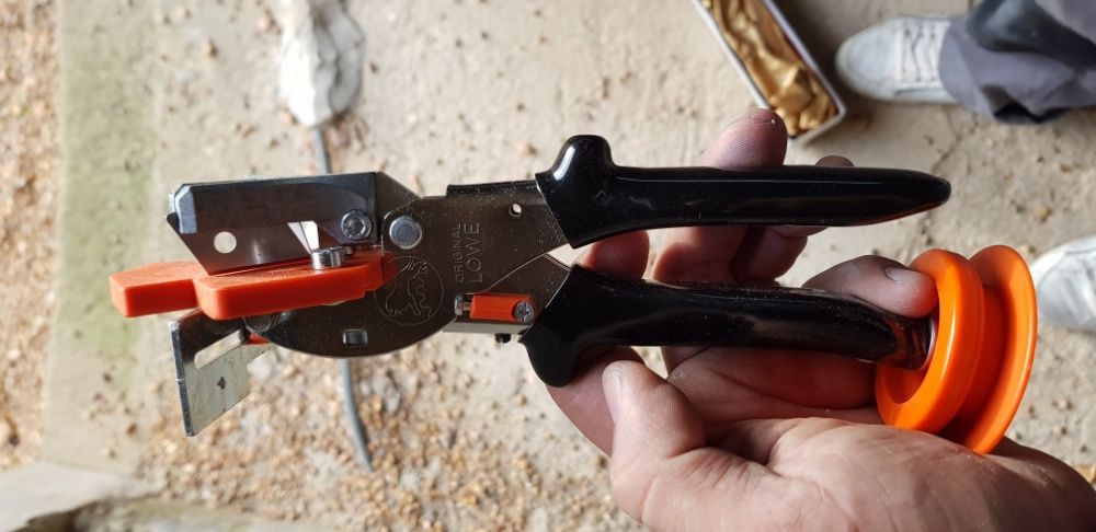 Tesoura de cortar perfil