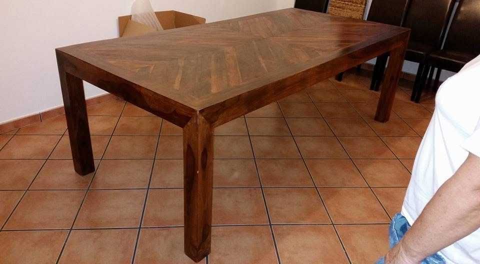 Mesa estilo colonial e cadeiras
